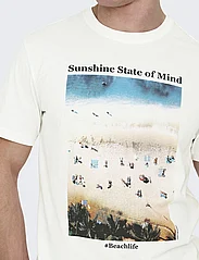 ONLY & SONS - ONSKOLTON REG BEACH PHOTOPRINT SS TEE - lowest prices - cloud dancer - 6