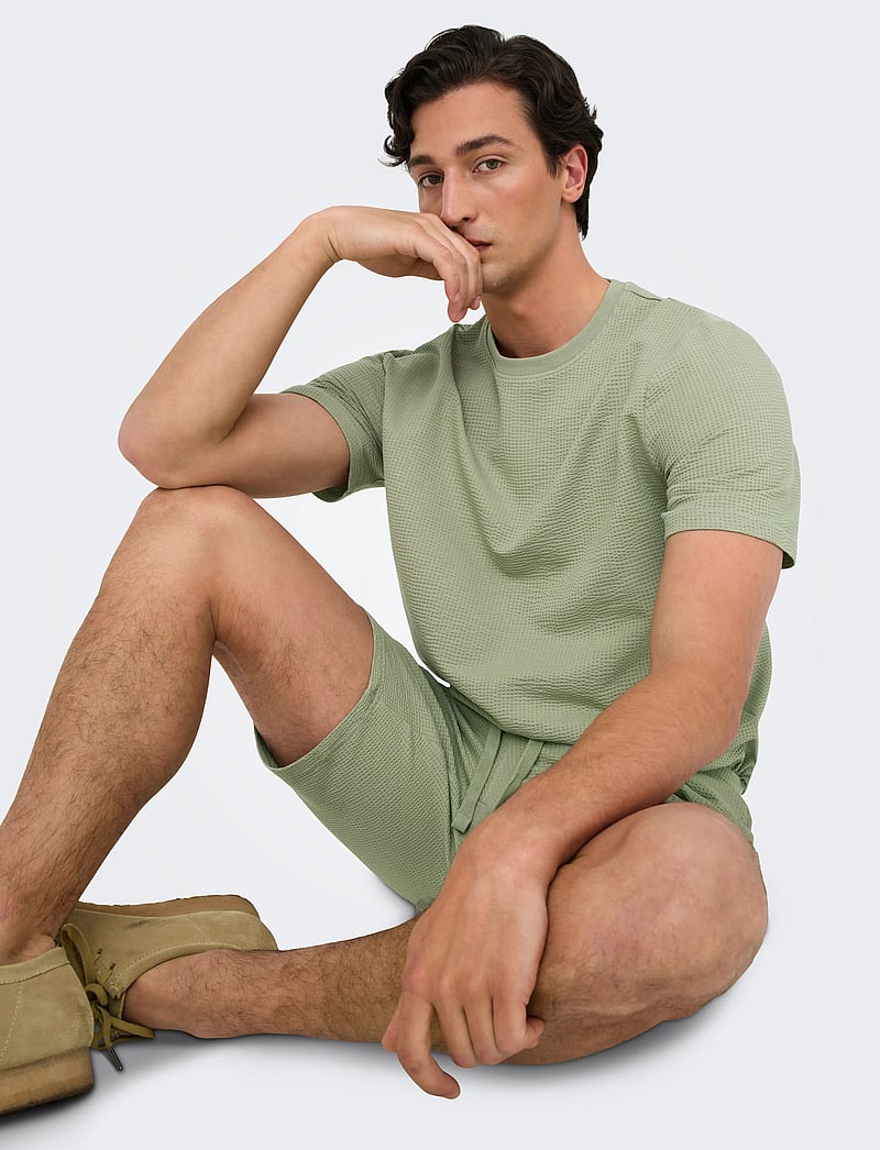 ONLY & SONS - ONSKIAN LIFE REG SEERSUCKER SHORTS NOOS - casual shorts - seagrass - 4