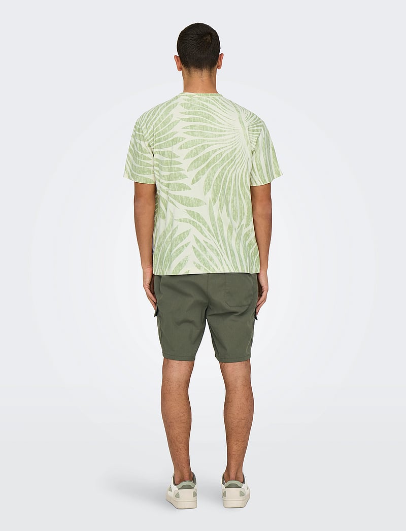 ONLY & SONS - ONSZEKE LIFE REG WASHED SS AOP TEE - kurzärmelig - egret - 3