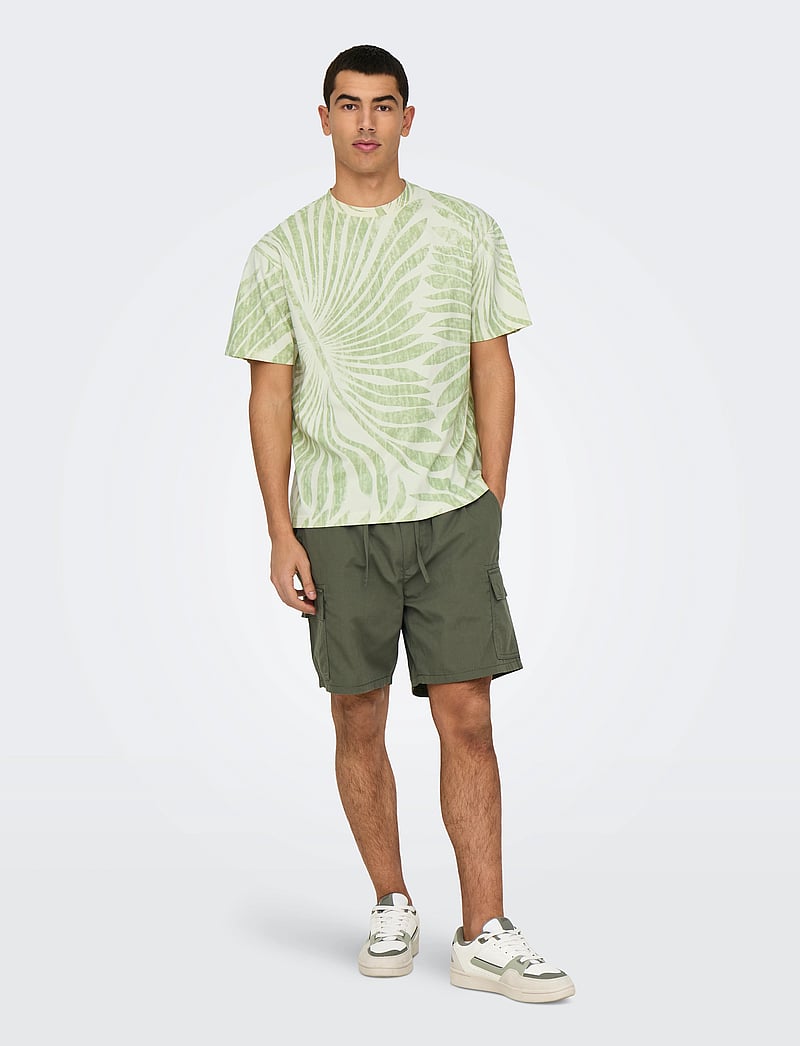 ONLY & SONS - ONSZEKE LIFE REG WASHED SS AOP TEE - kurzärmelig - egret - 5