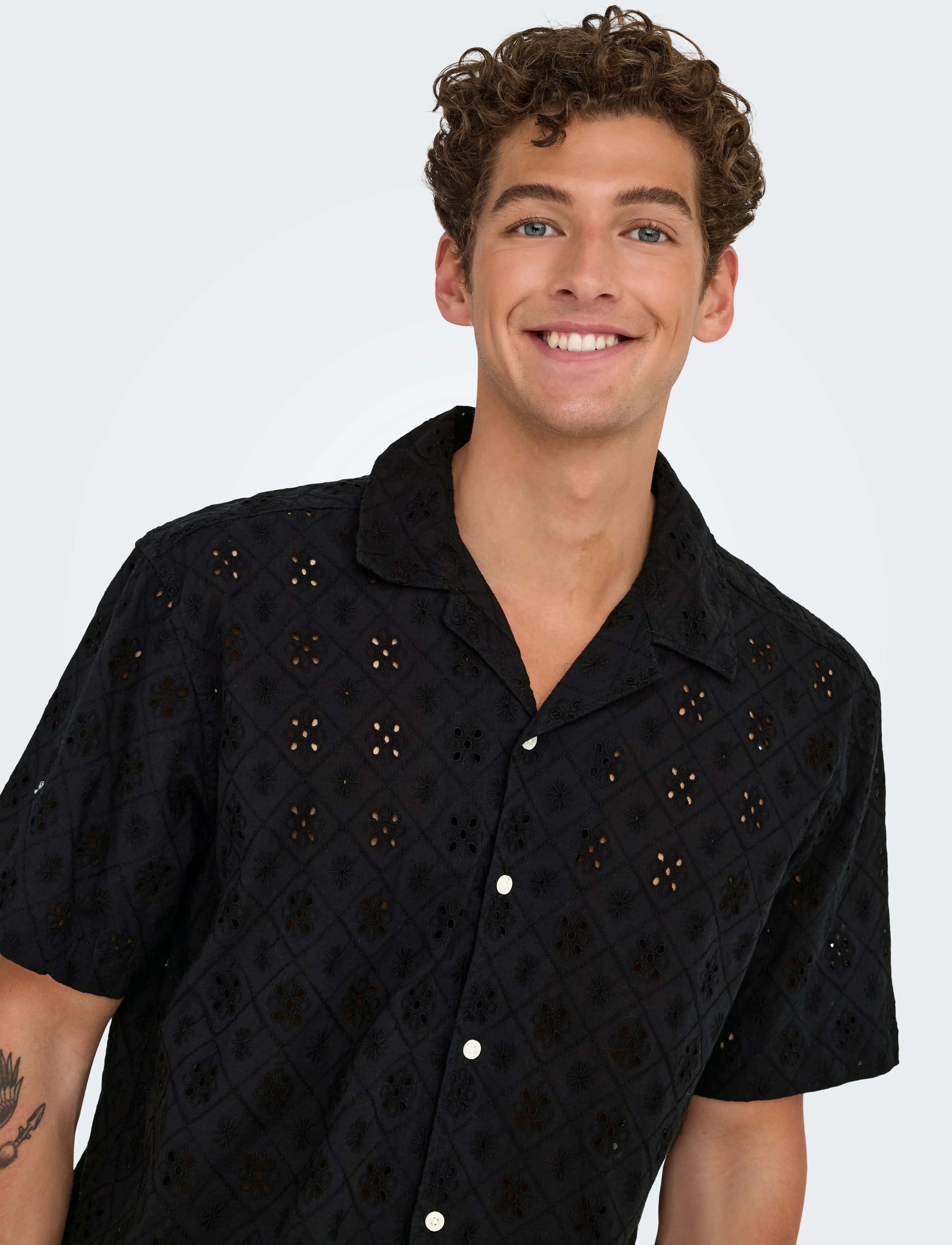 ONLY & SONS - ONSARON LOOSE FIT SS RESORT SHIRT 0305 - krótki rękaw - jet black - 4
