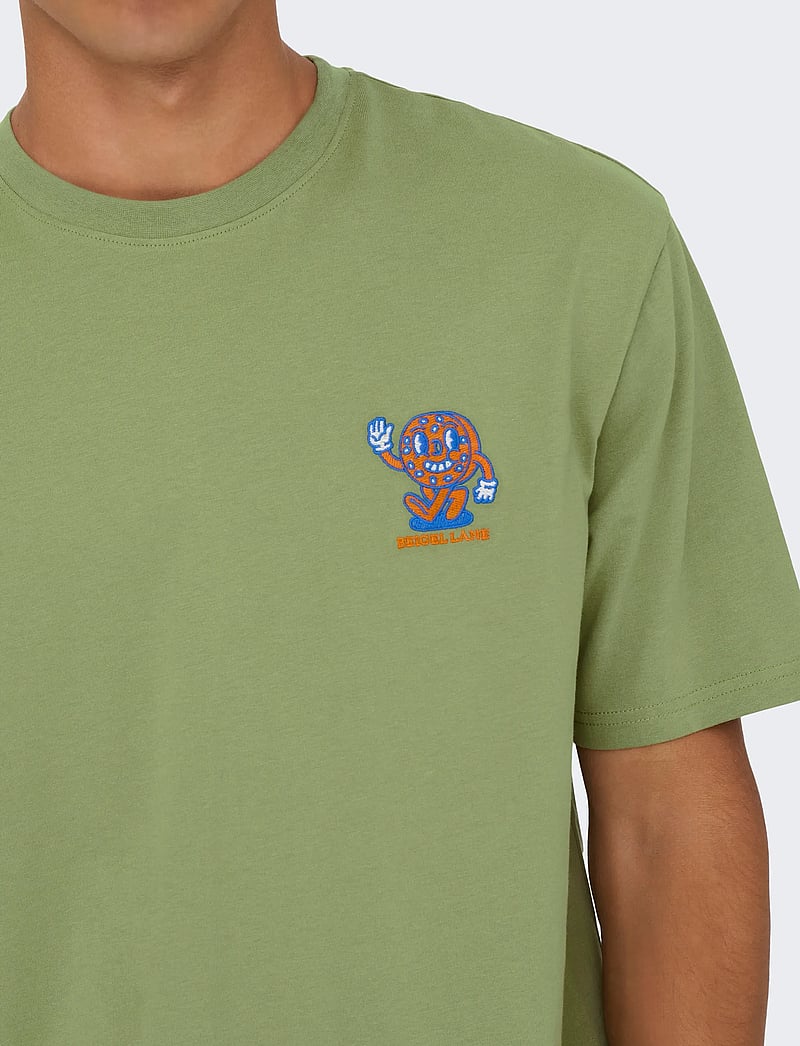 ONLY & SONS - ONSFRED LIFE OPT 4 RLX SS TEE VD - kortærmede t-shirts - oil green - 5