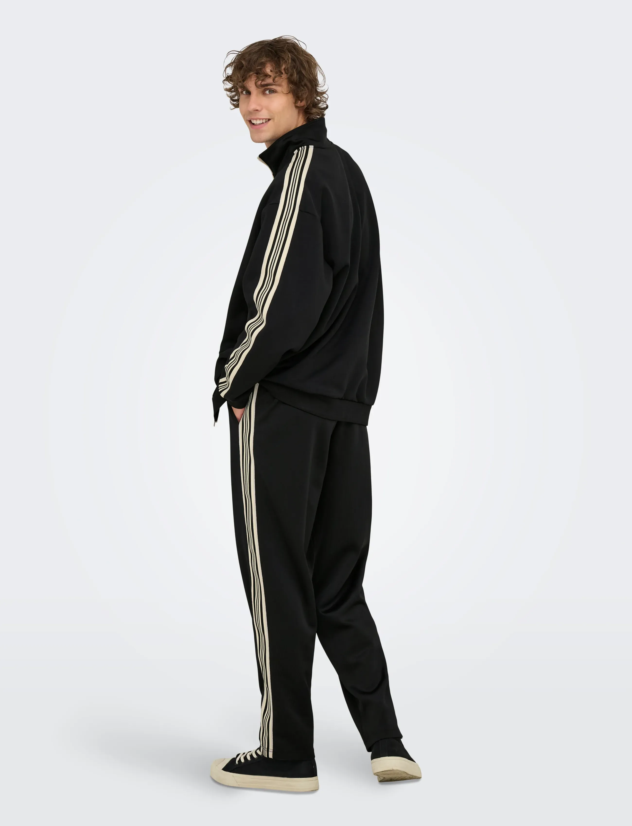 ONLY & SONS - ONSRIBER RLX LS ZIP STRIPE TRACK SWEAT - collegepaidat - black - 3