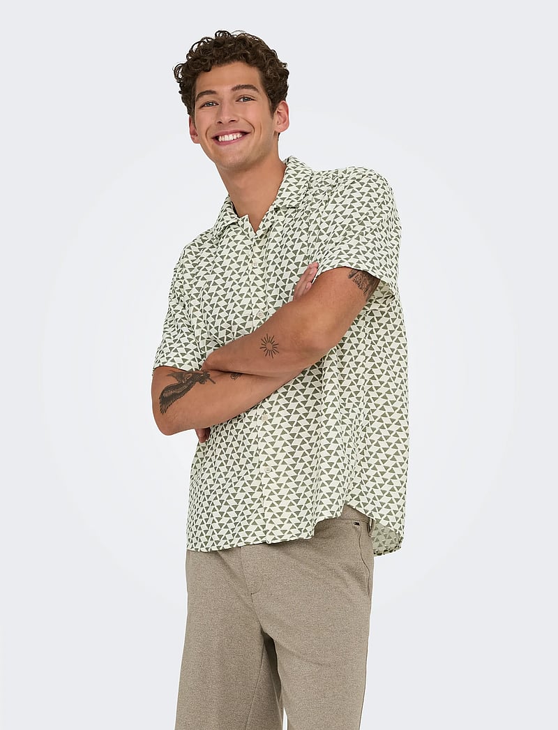 ONLY & SONS - ONSCHARMY SS RESORT AOP SHIRT - mönstrade skjortor - antique white - 0