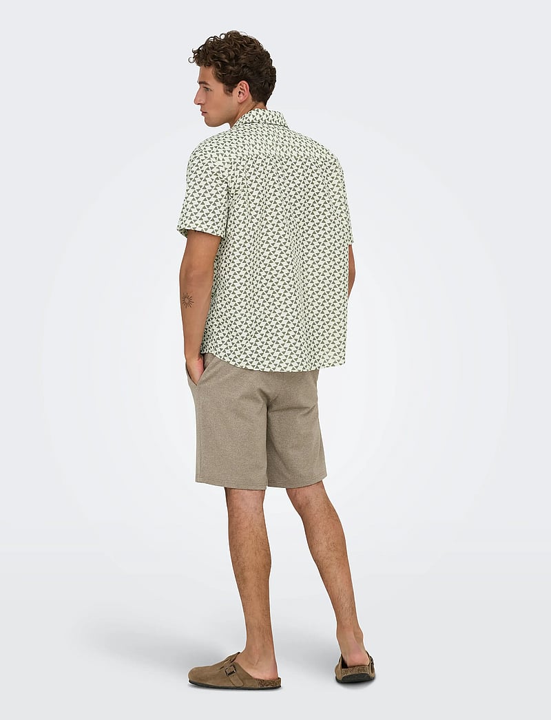 ONLY & SONS - ONSCHARMY SS RESORT AOP SHIRT - mönstrade skjortor - antique white - 3