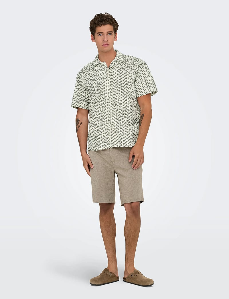 ONLY & SONS - ONSCHARMY SS RESORT AOP SHIRT - mönstrade skjortor - antique white - 4