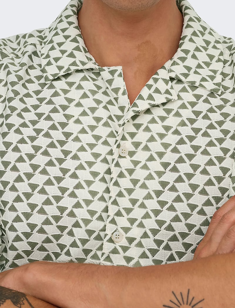 ONLY & SONS - ONSCHARMY SS RESORT AOP SHIRT - mönstrade skjortor - antique white - 5