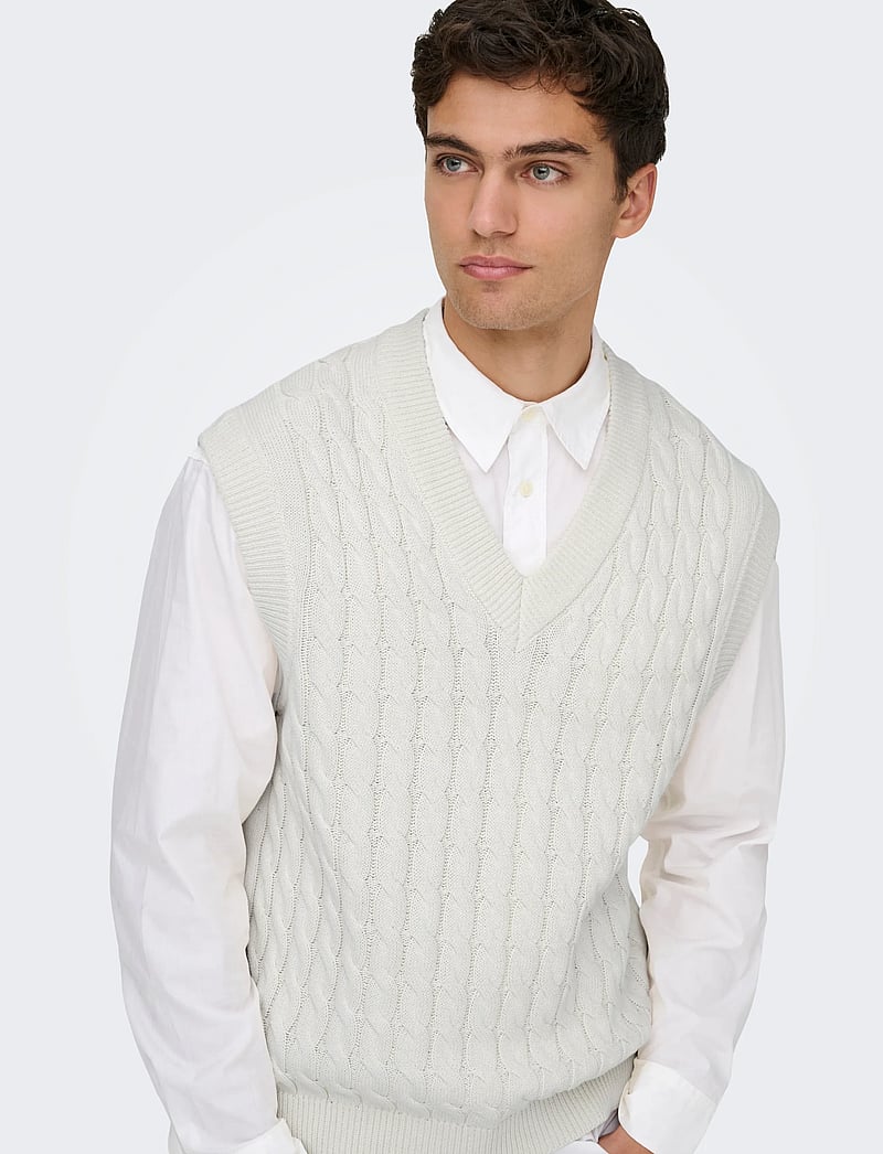 ONLY & SONS - ONSKICKER LIFE RLX 3 CABLE VEST KNIT - strikveste - antique white - 4