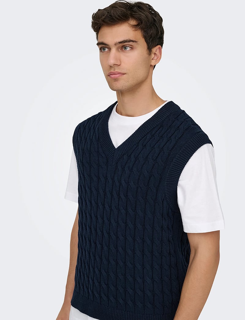ONLY & SONS - ONSKICKER LIFE RLX 3 CABLE VEST KNIT - kootud vestid - dark navy - 4