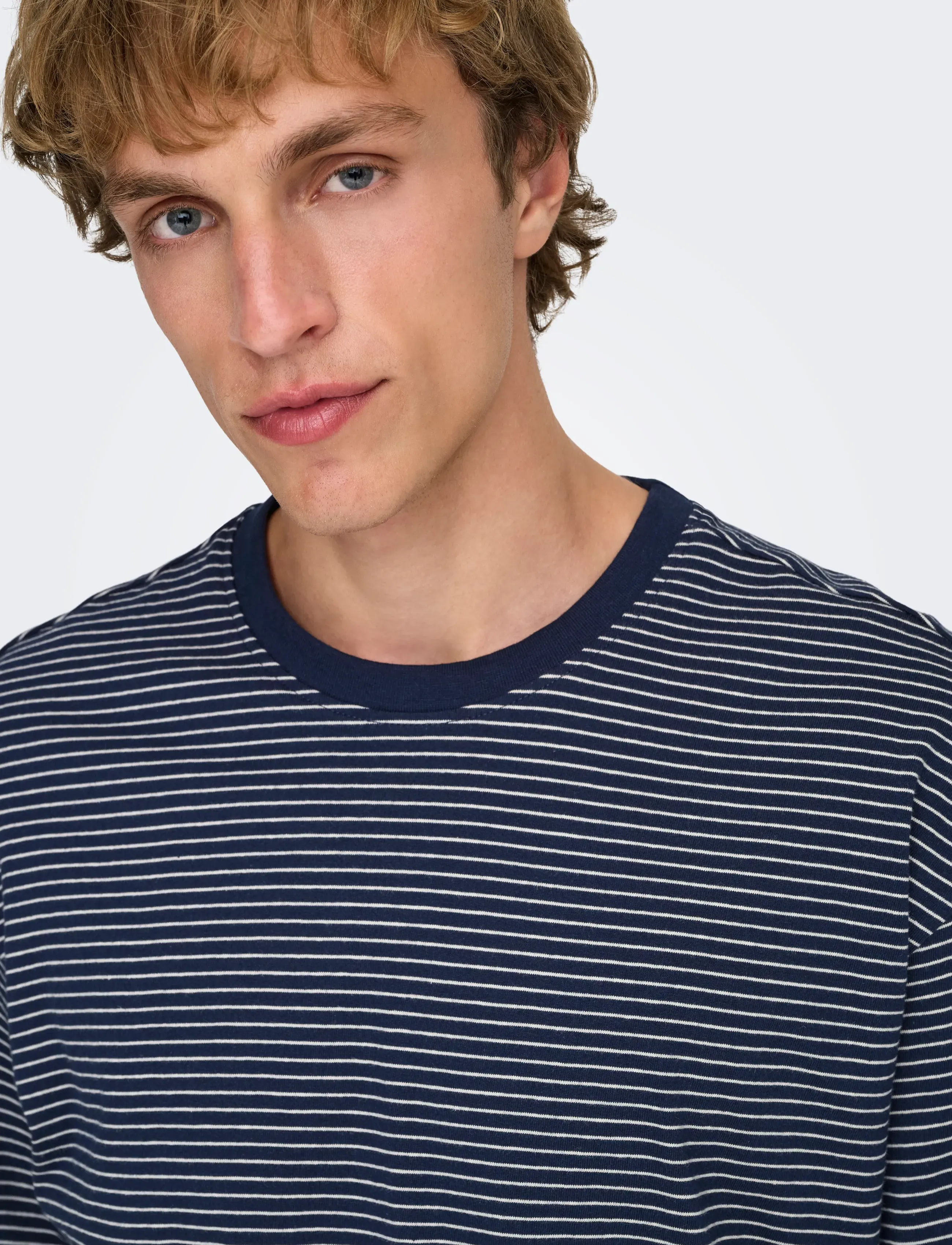 ONLY & SONS - ONSFRED LIFE RLX SS STRIPE TEE NOOS - lühikeste varrukatega t-särgid - navy blazer - 4