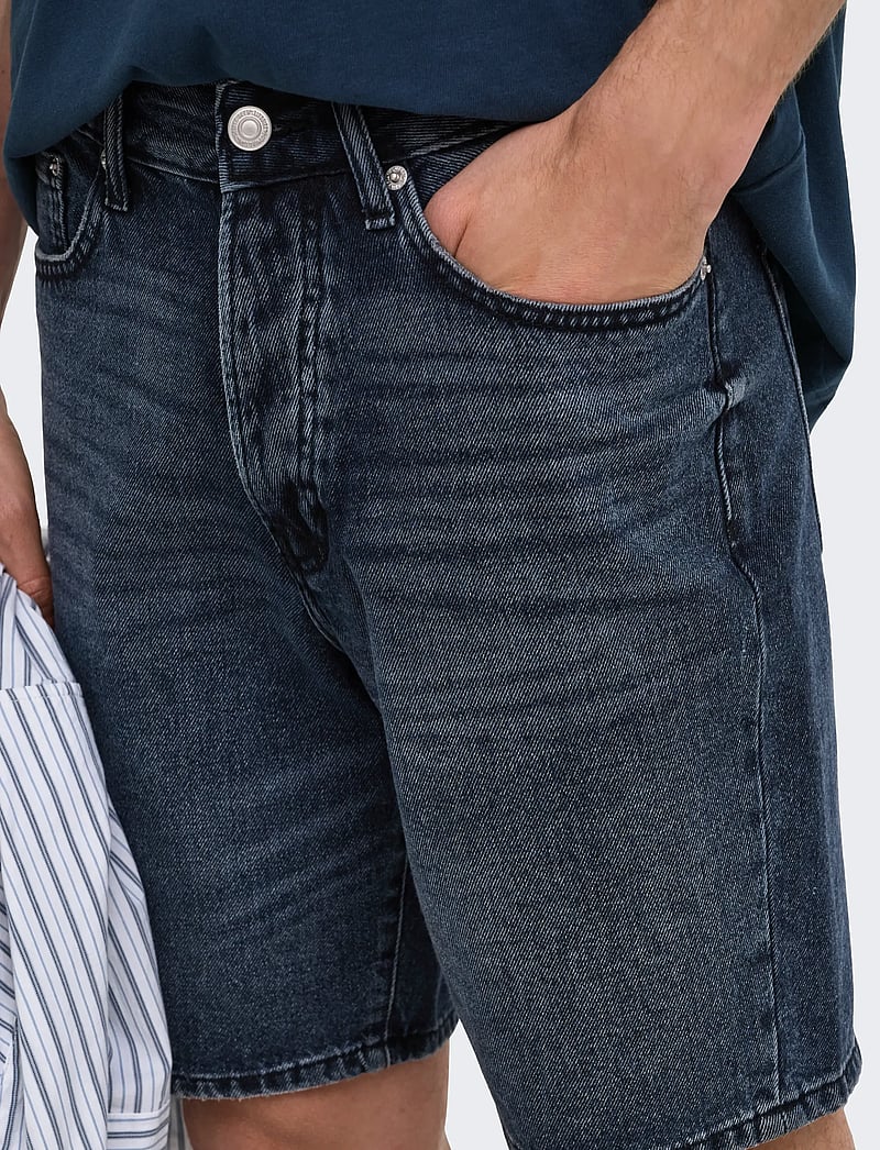 ONLY & SONS - ONSEDGE BLUE BLACK 6607 TAI DNM SHORTS - lühikesed teksapüksid - blue black denim - 5