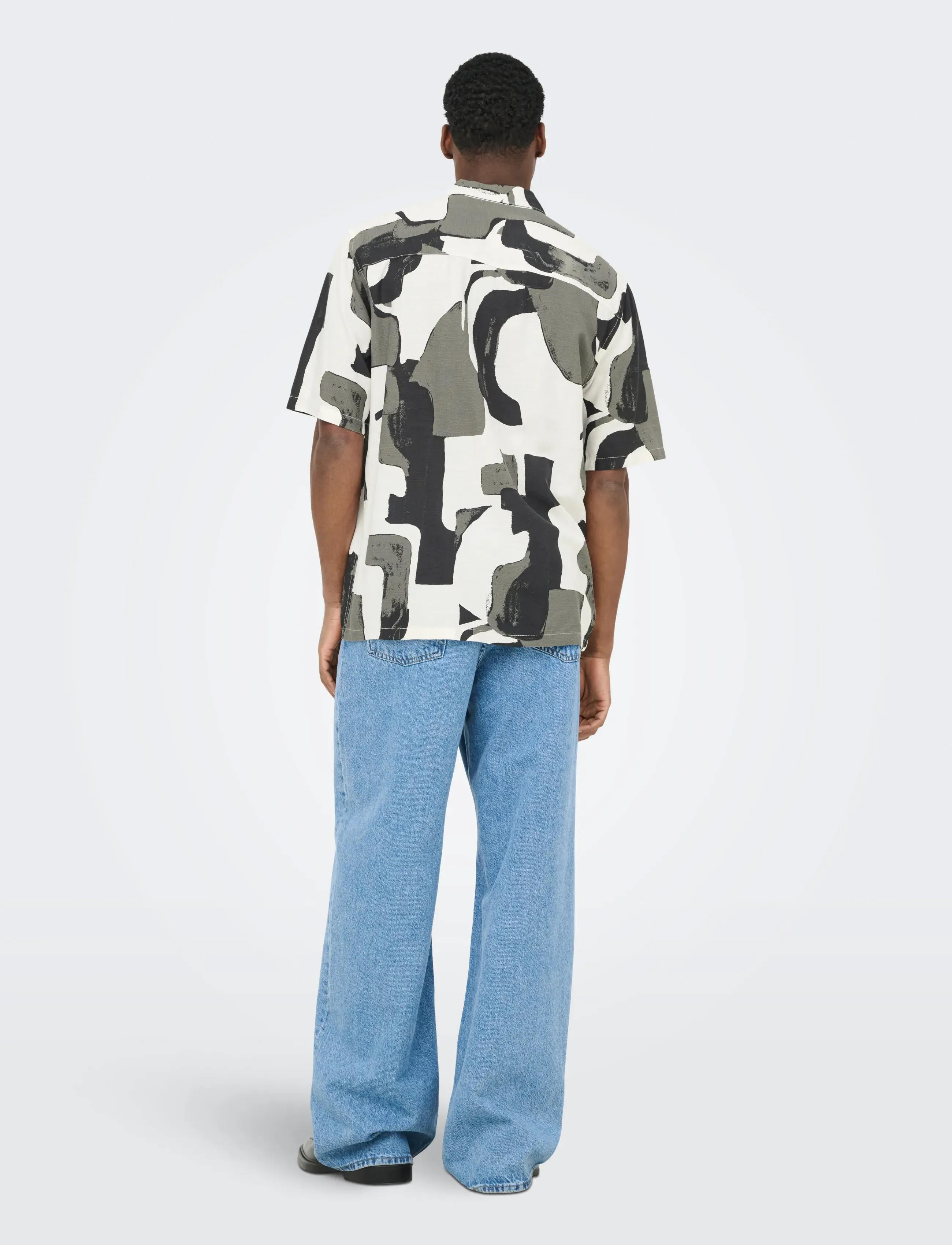 ONLY & SONS - ONSHARVI LIFE SS AOP SHIRT NOOS - chemises à motifs - jet black - 3