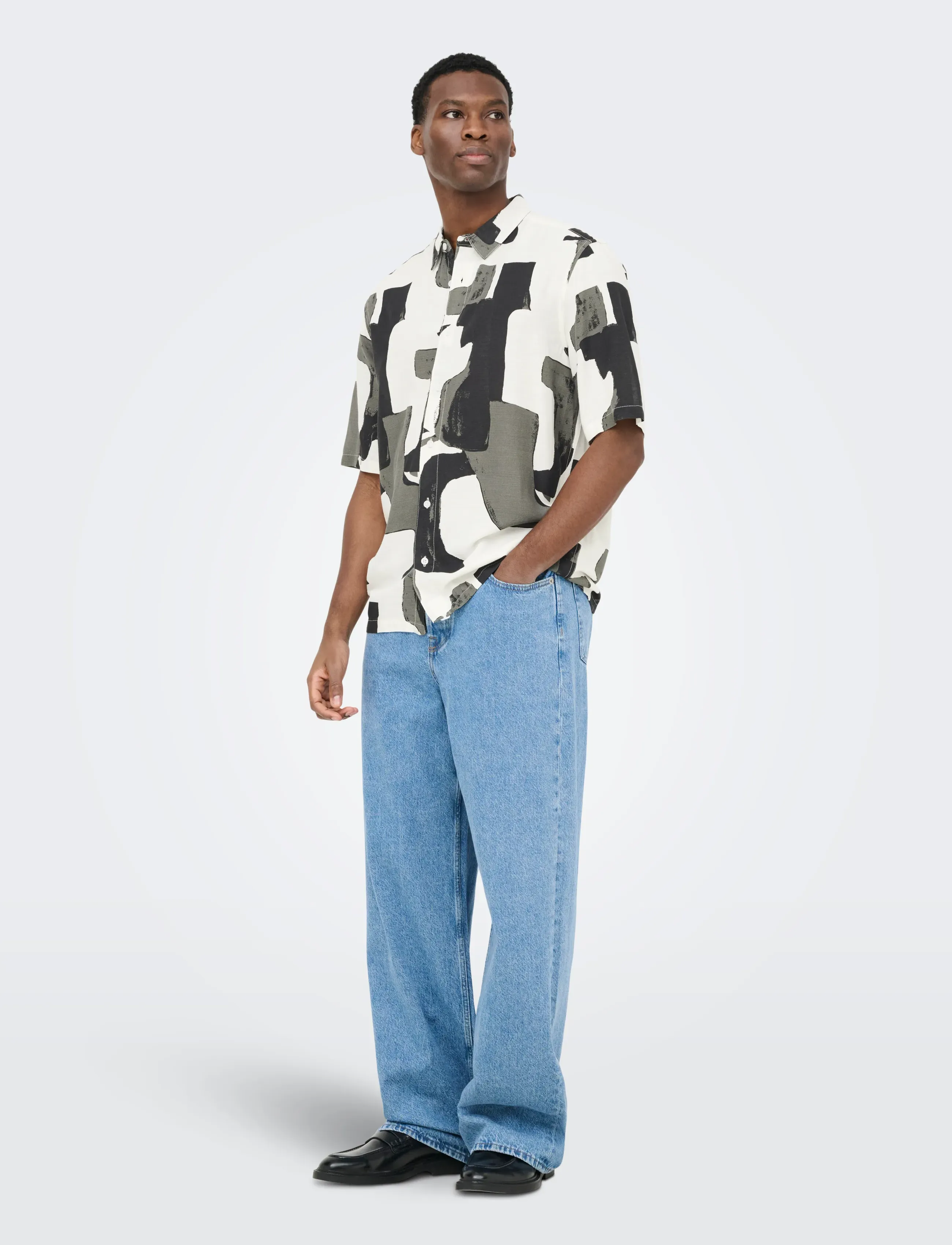 ONLY & SONS - ONSHARVI LIFE SS AOP SHIRT NOOS - chemises à motifs - jet black - 4