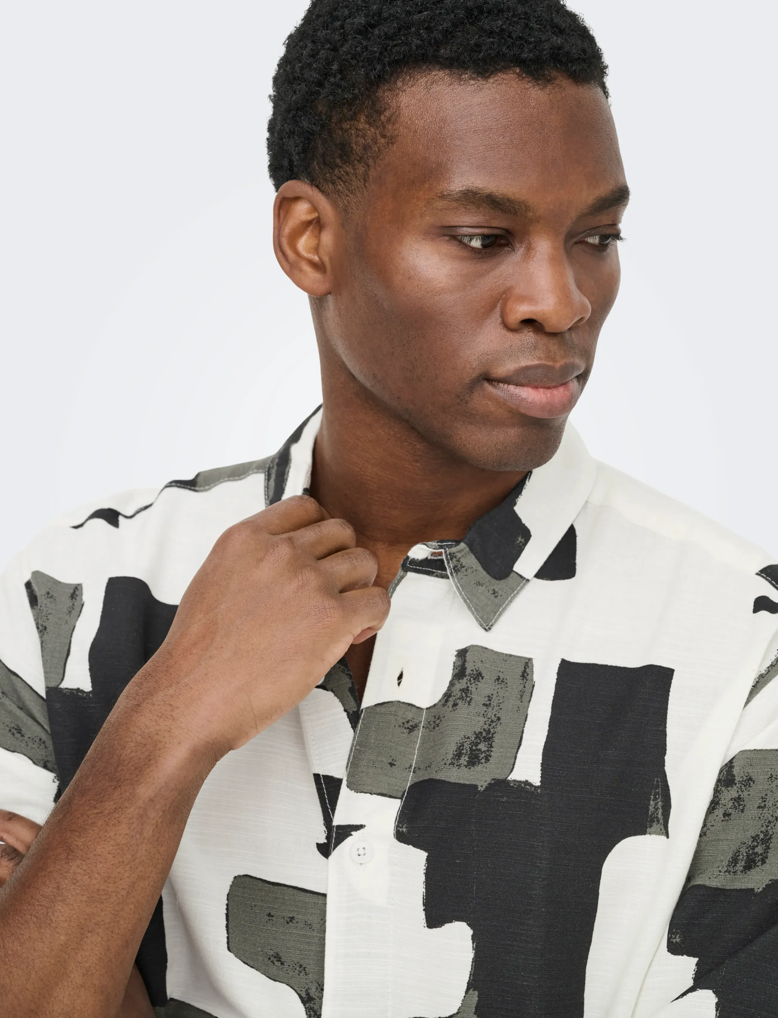 ONLY & SONS - ONSHARVI LIFE SS AOP SHIRT NOOS - chemises à motifs - jet black - 5