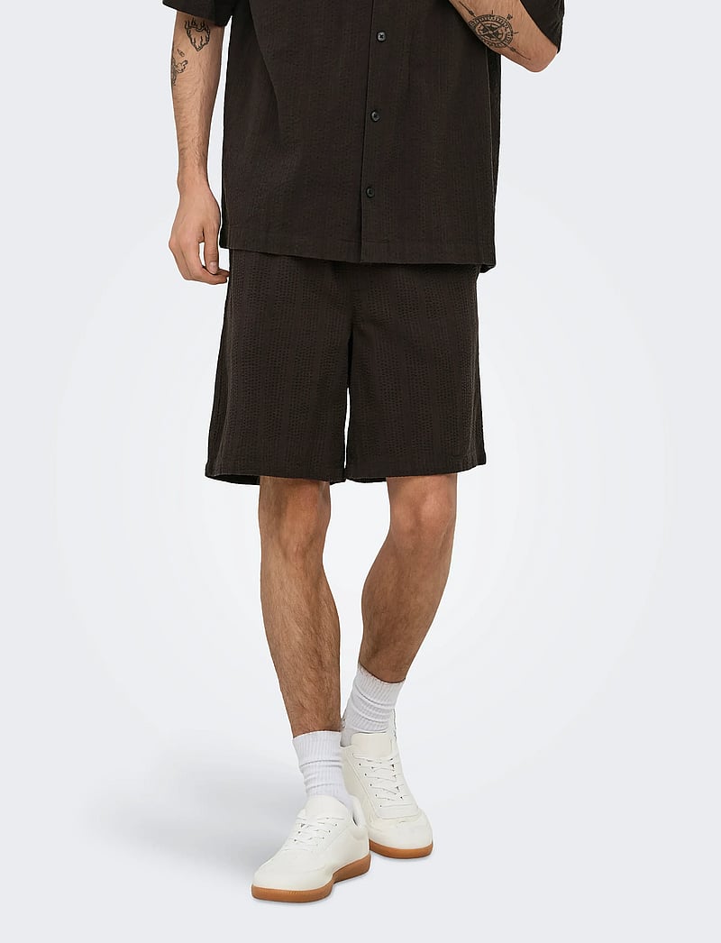 ONLY & SONS - ONSCRUZ SEERSUCKER JOGGER SHORTS - lühikesed dressipüksid - black coffee - 0