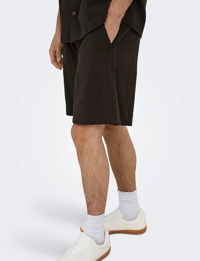 ONLY & SONS - ONSCRUZ SEERSUCKER JOGGER SHORTS - lühikesed dressipüksid - black coffee - 5