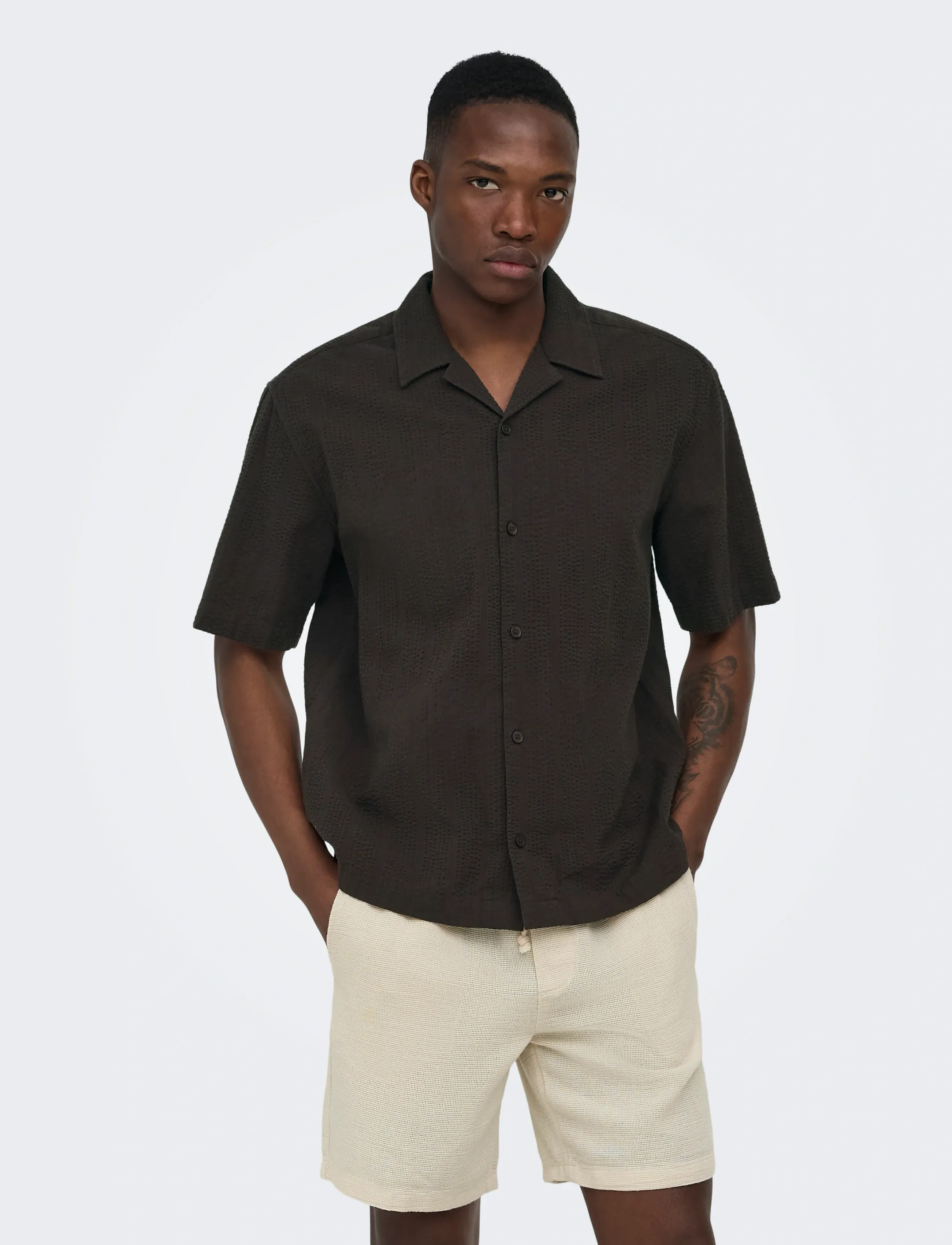 ONLY & SONS ONSCRUZ RLX SEERSUCKER RESORT SS SHIRT - Last chance - BLACK COFFEE / brown