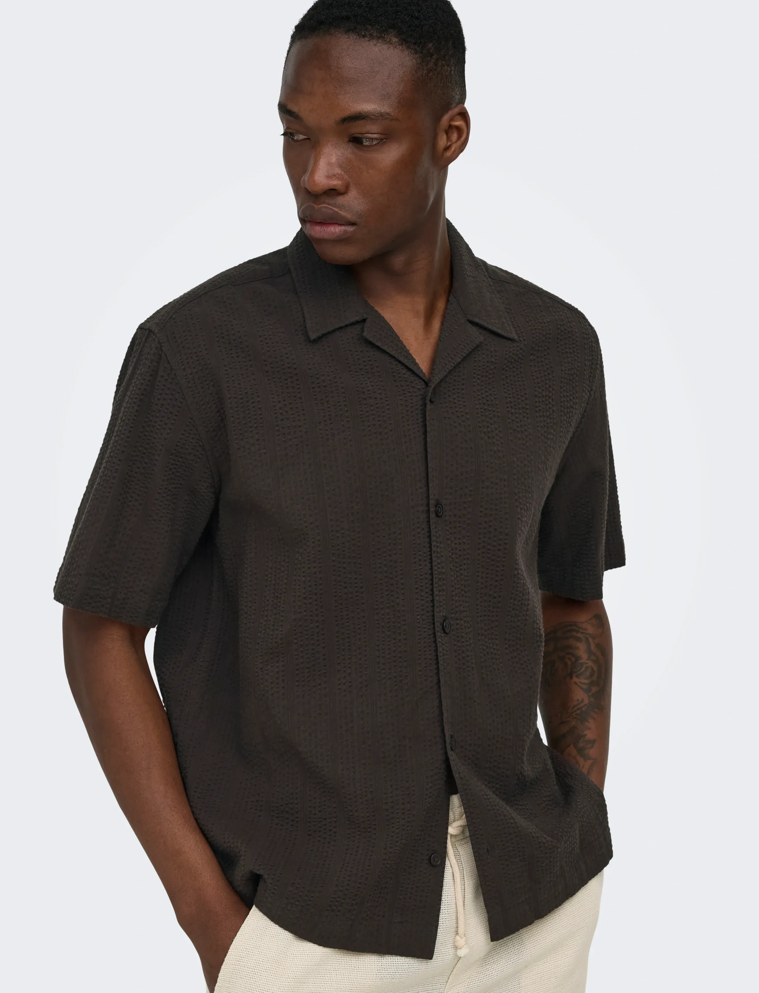 ONLY & SONS - ONSCRUZ RLX SEERSUCKER RESORT SS SHIRT - kurzarmhemden - black coffee - 5