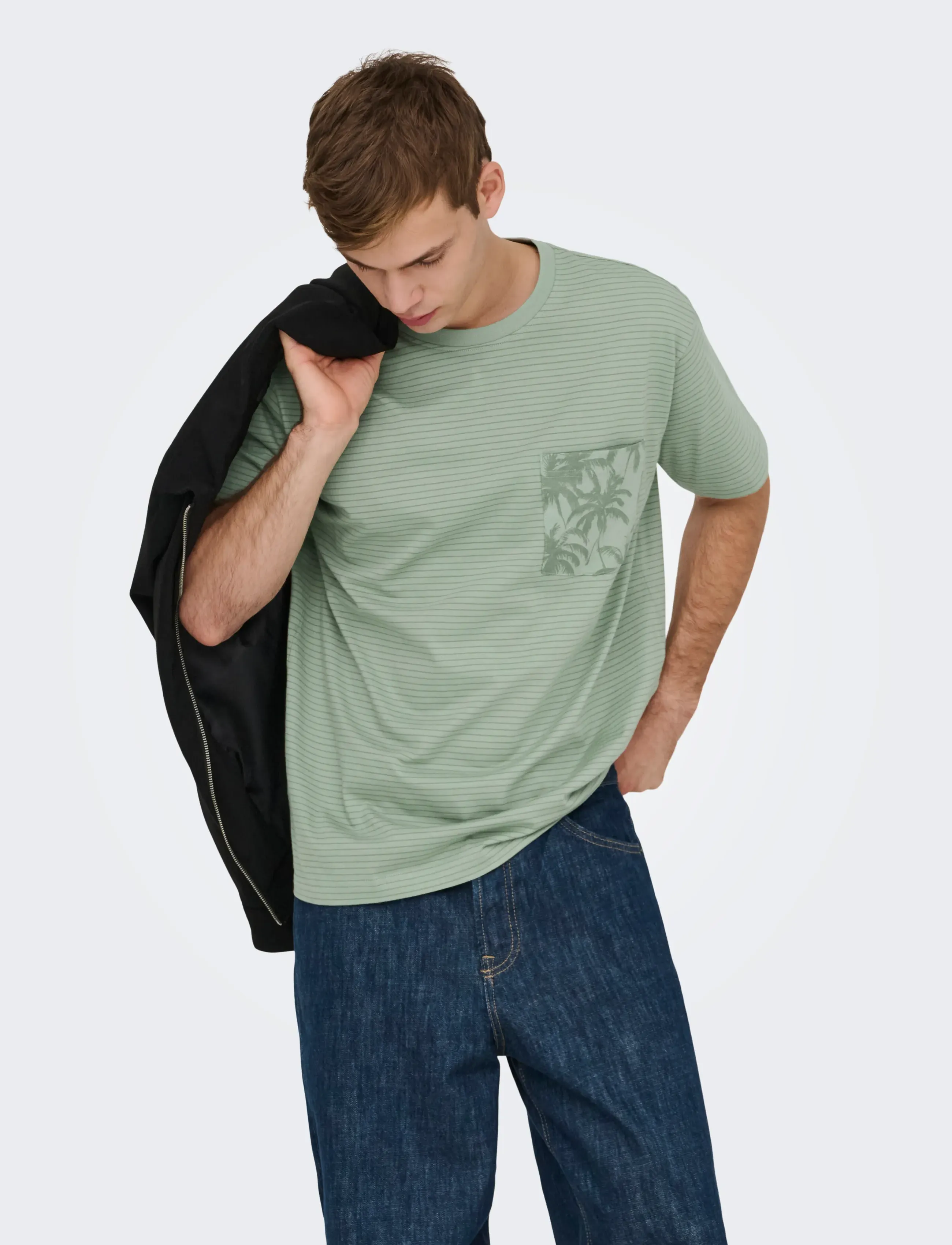ONLY & SONS ONSFRED STRIPE LIFE RLX LEAF SS PCKT TEE - Clothing - ICEBERG GREEN / green