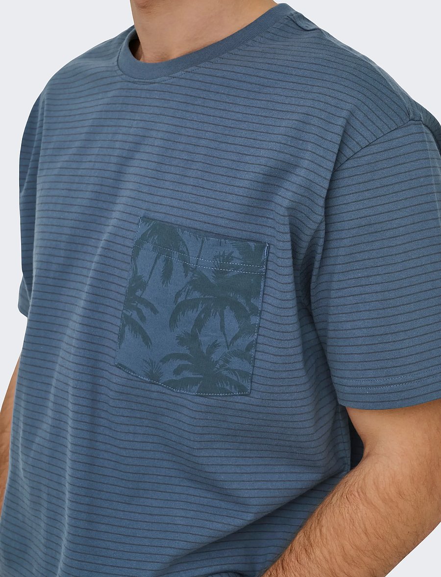 ONLY & SONS - ONSFRED STRIPE LIFE RLX LEAF SS PCKT TEE - kurzärmelig - vintage indigo - 5