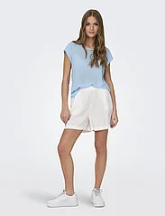 ONLY - ONLVIC S/S SOLID TOP NOOS PTM - lyhythihaiset puserot - clear sky - 5