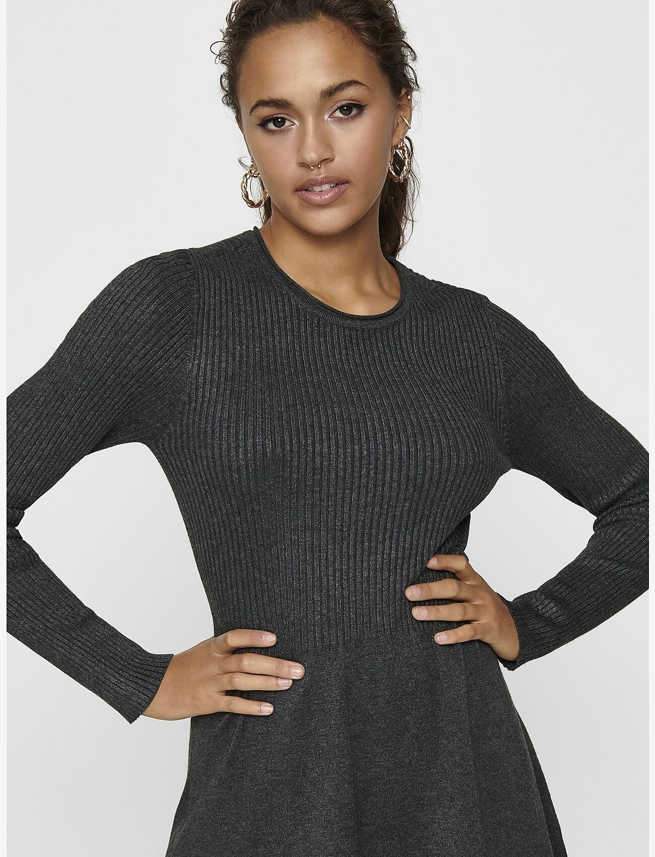 ONLY - ONLALMA L/S O-NECK DRESS KNT NOOS - stickade klänningar - dark grey melange - 5