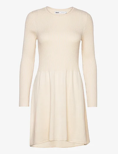 Knitted dresses beiges – offres spéciales pour femme sur