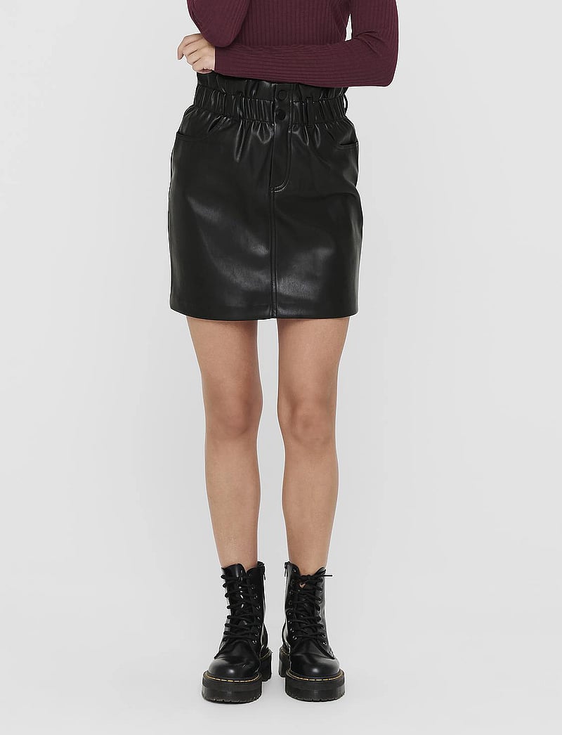 ONLY - ONLMAIYA-MIRI FAUX LEATHER SKRT PNT - kurze röcke - black - 0