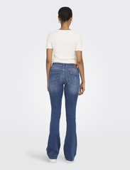 ONLY - ONLBLUSH MID FLARED REA1319 NOOS - utsvängda jeans - medium blue denim - 4