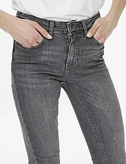 ONLY - ONLBLUSH MID FLARED TAI0918 NOOS - utsvängda jeans - grey denim - 5