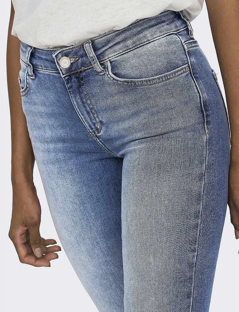 ONLY - ONLBLUSH MID FLARED DNM TAI467 NOOS - utsvängda jeans - light blue denim - 5