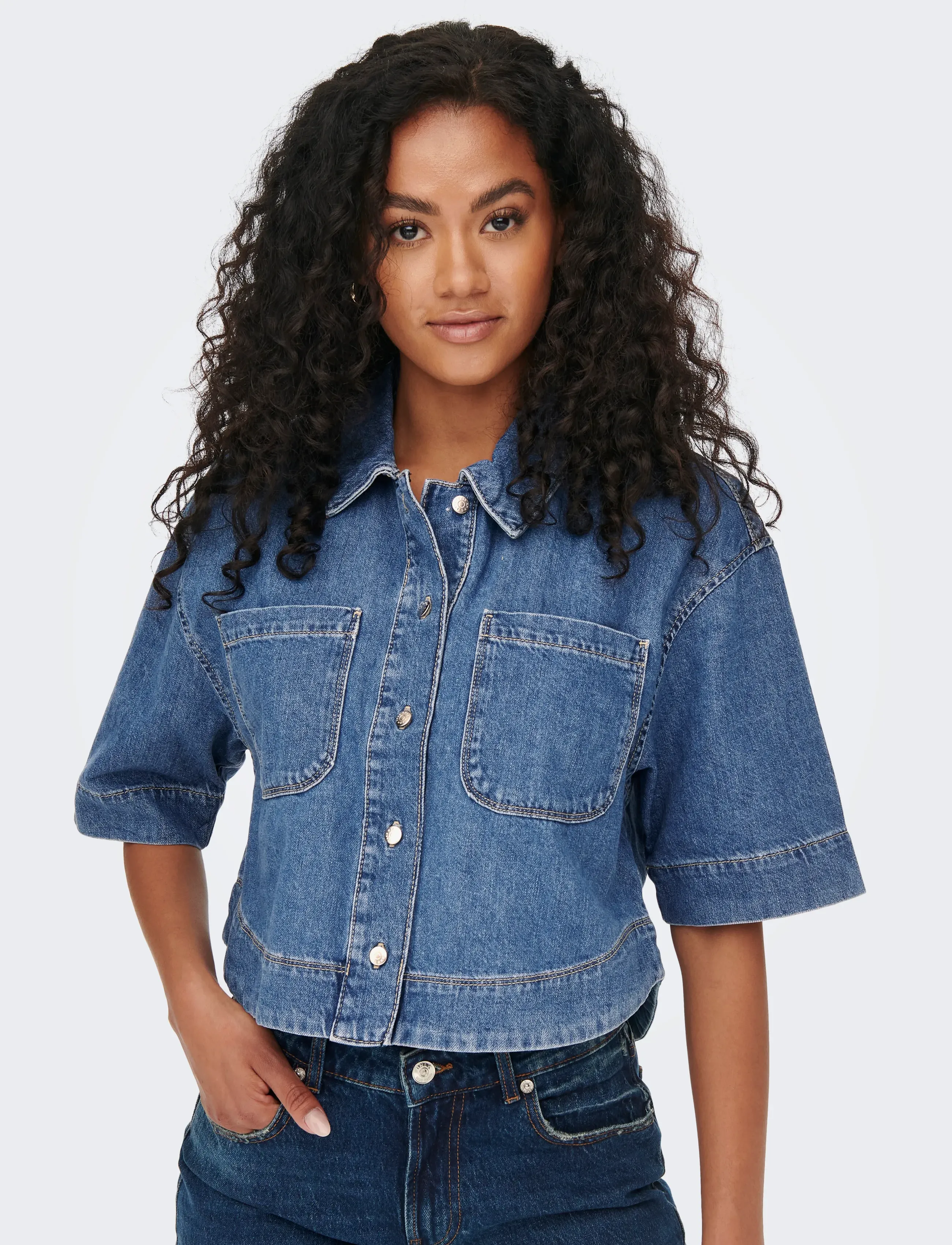 ONLY - ONLCLEO LIFE SS CROP DNM SHIRT PIM NOOS - denimskjorter - medium blue denim - 5