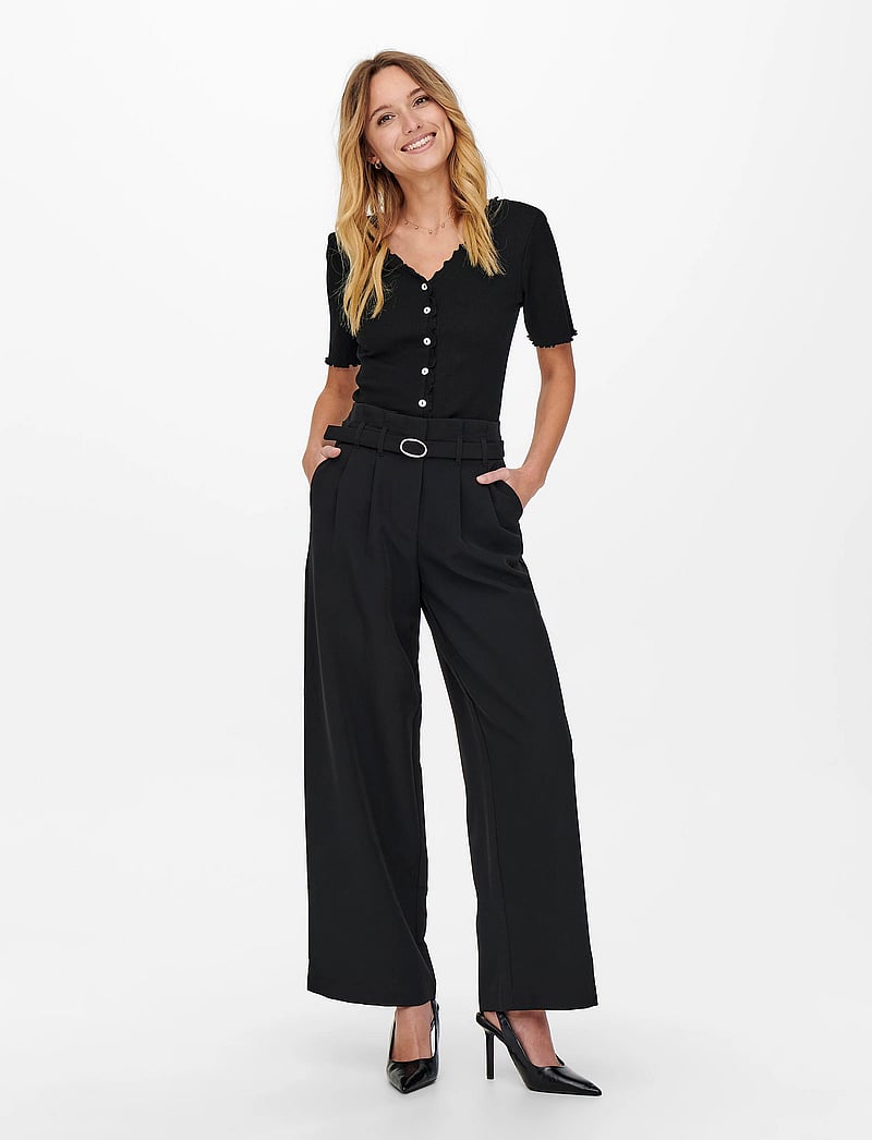 ONLY - ONLLAILA S/S BUTTON TOP JRS - crop tops - black - 4