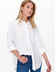 ONLY - ONLTOKYO L/S LINEN BLEND SHIRT PNT NOOS - koszule lniane - bright white - 4