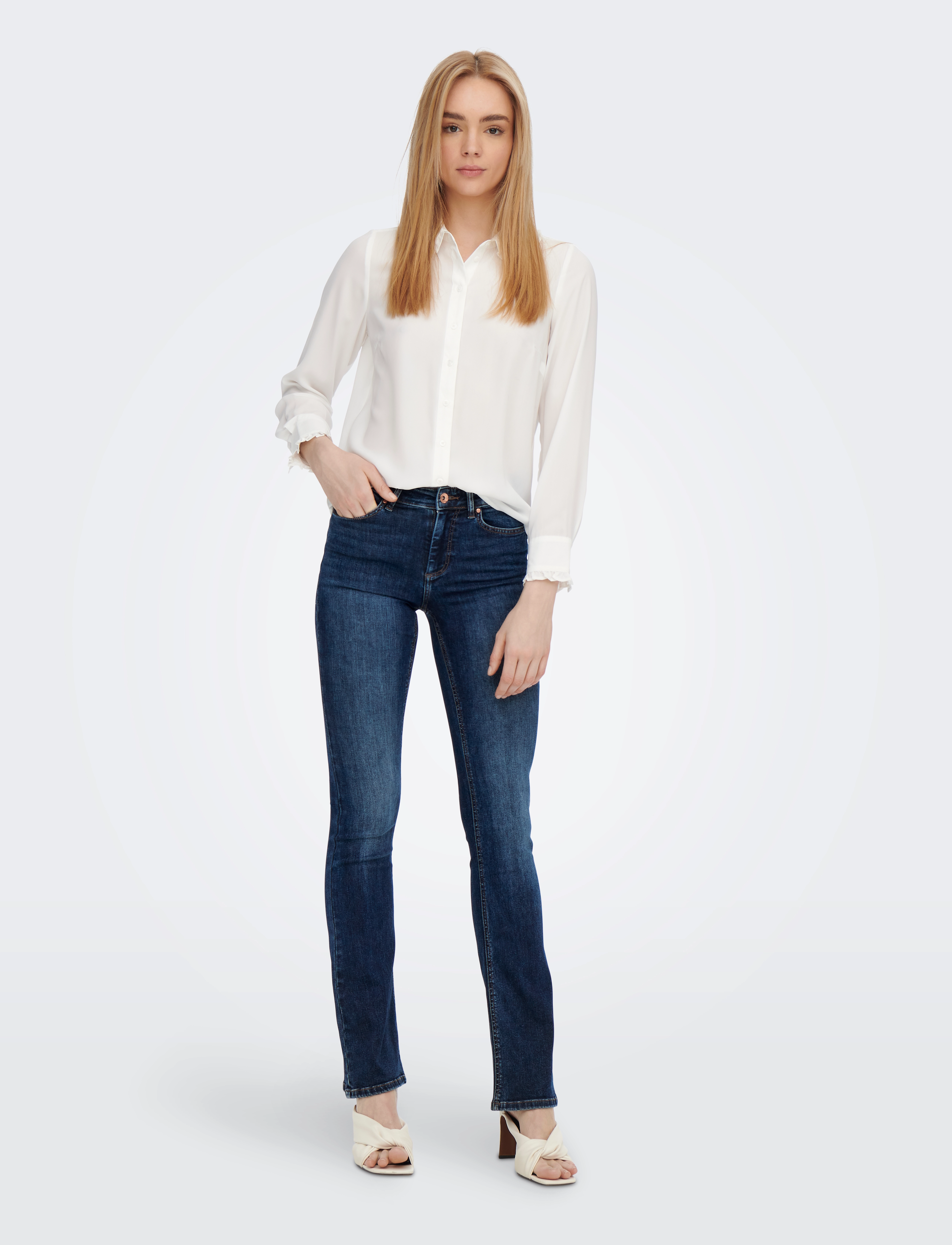 ONLY - ONLBLUSH MID FLARED DNM TAI021 NOOS - Útvíðar gallabuxur - dark blue denim - 4