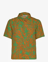 ONLY - ONLALMA LIFE POLY S/S BRENDA SHIRT  AOP - kortärmade skjortor - vibrant green - 0
