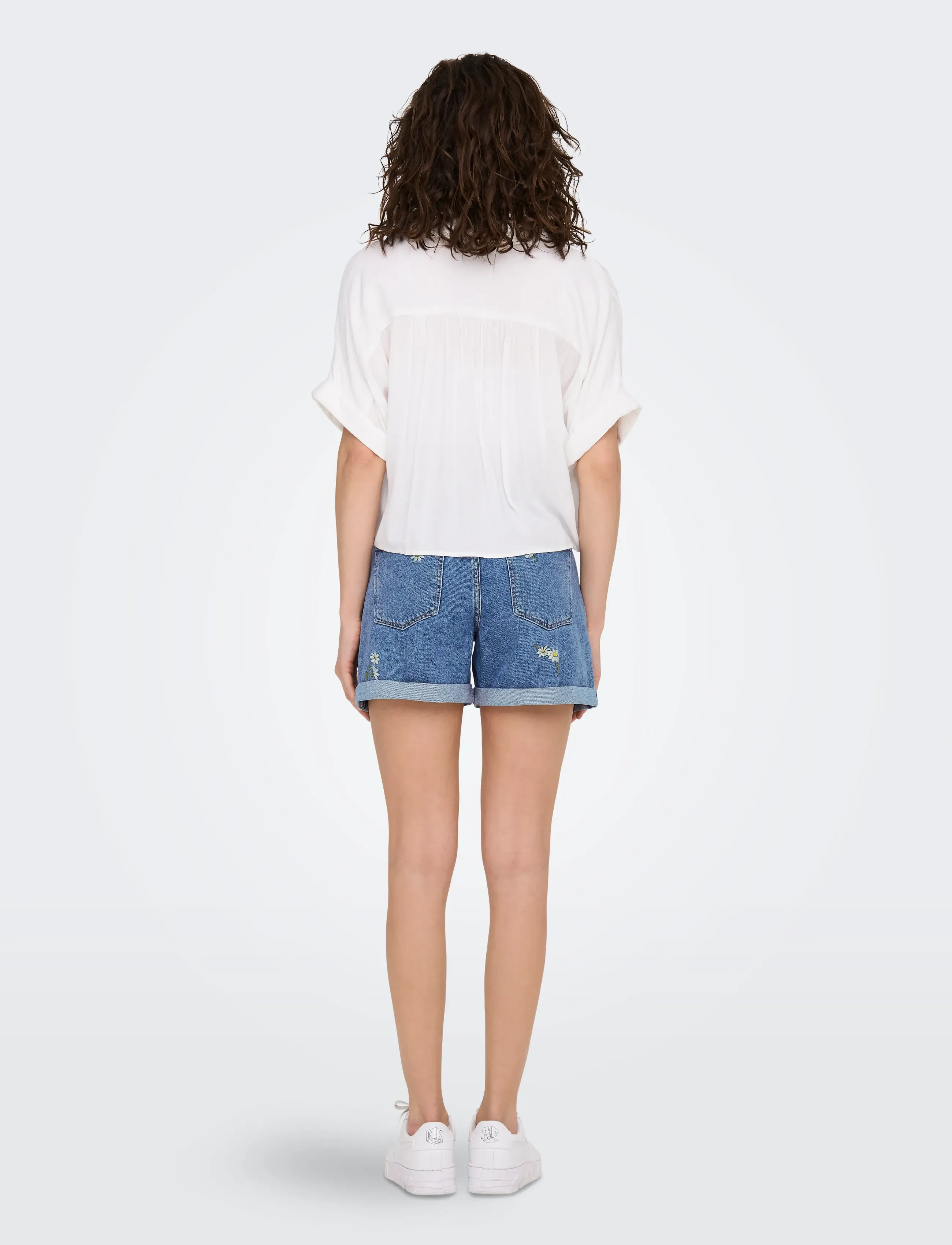 ONLY - ONLPAULA LIFE S/S TIE SHIRT WVN NOOS - lühikeste varrukatega pluusid - white - 3