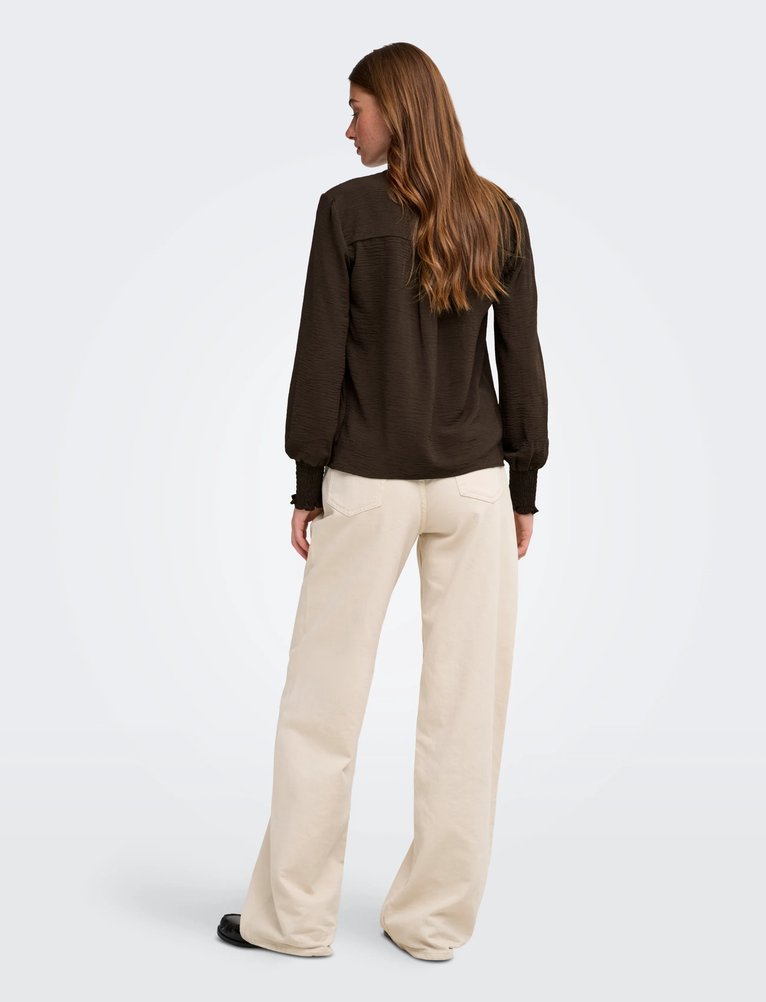 ONLY - ONLMETTE V-NECK LS SMOCK TOP NOOS WVN - pikkade varrukatega pluusid - coffee bean - 3