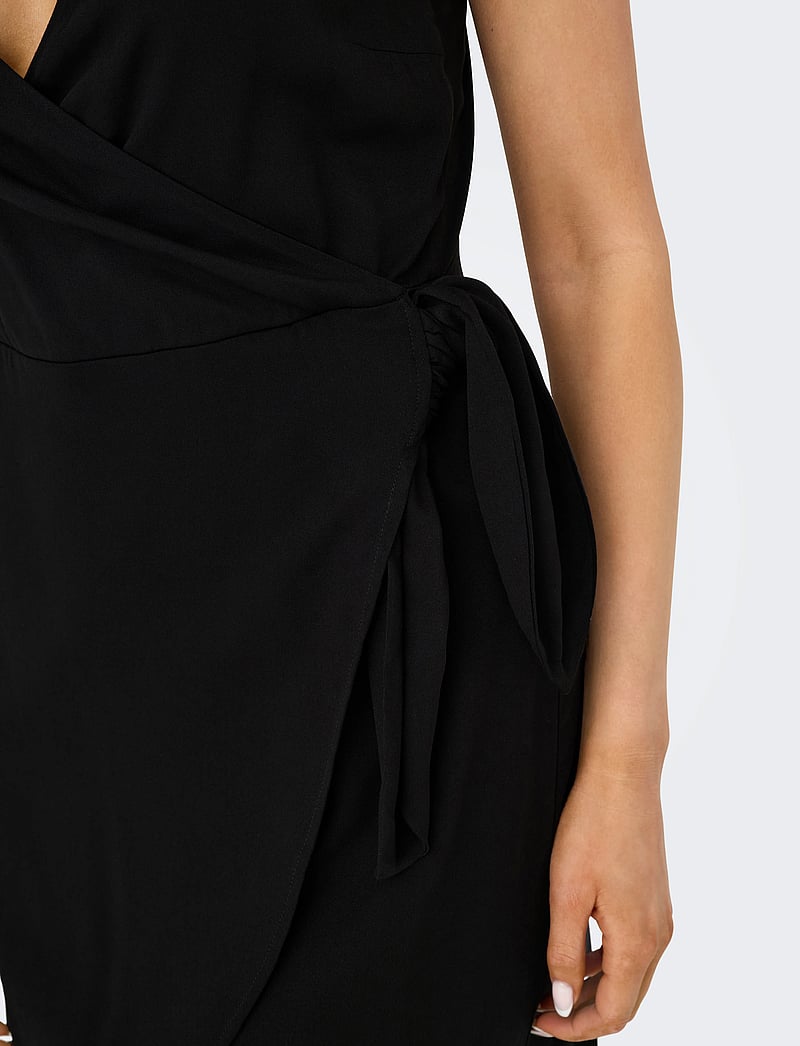 ONLY - ONLALMA LIFE VIS ISA WRAP DRESS SOLID - sukienki kopertowe - black - 4