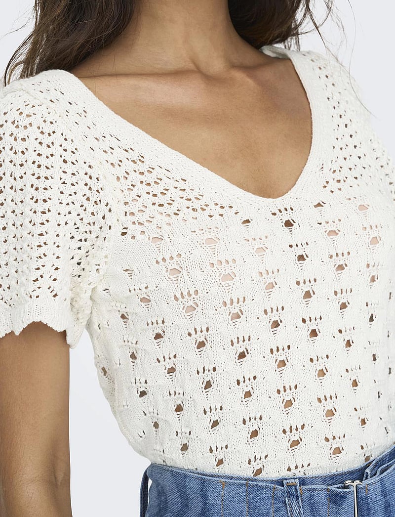 ONLY - ONLBECCA LIFE SS V-NECK TOP CC KNT - neulepuserot - cloud dancer - 5