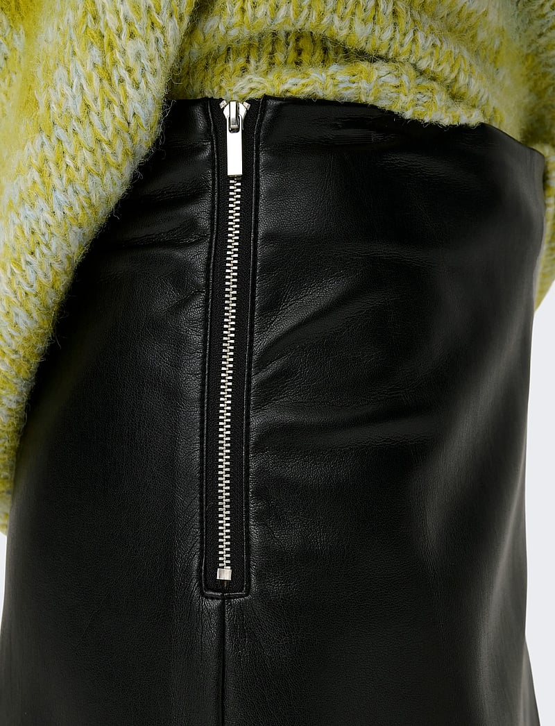 ONLY - ONLZETA HW FAUX LEA SKIRT CC PNT - korte nederdele - black - 4