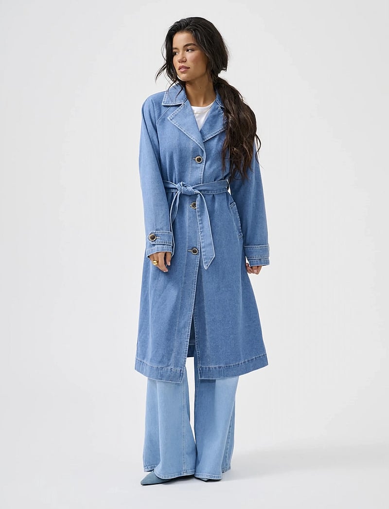 ONLY - ONLMALOU BELTED TRENCH DNM GUA NOOS - trenchcoats - medium blue denim - 0