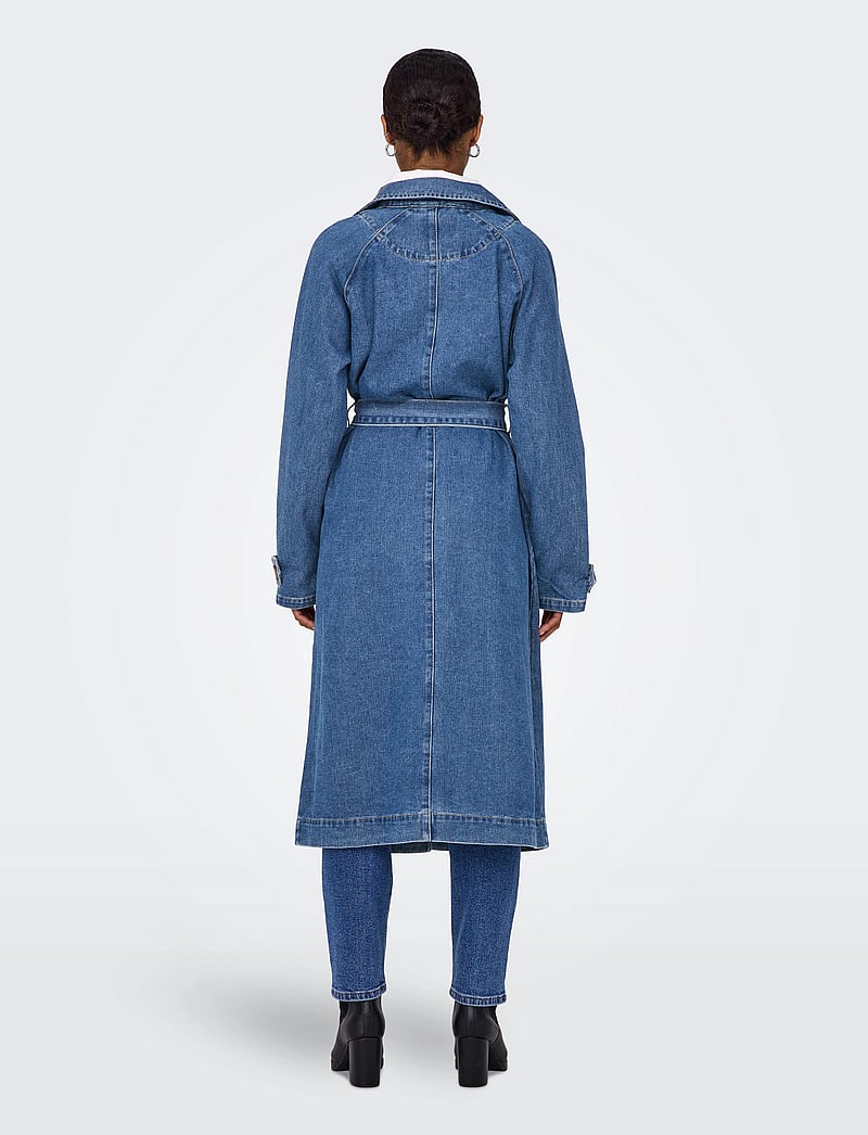 ONLY - ONLMALOU BELTED TRENCH DNM GUA NOOS - trenchcoats - medium blue denim - 3