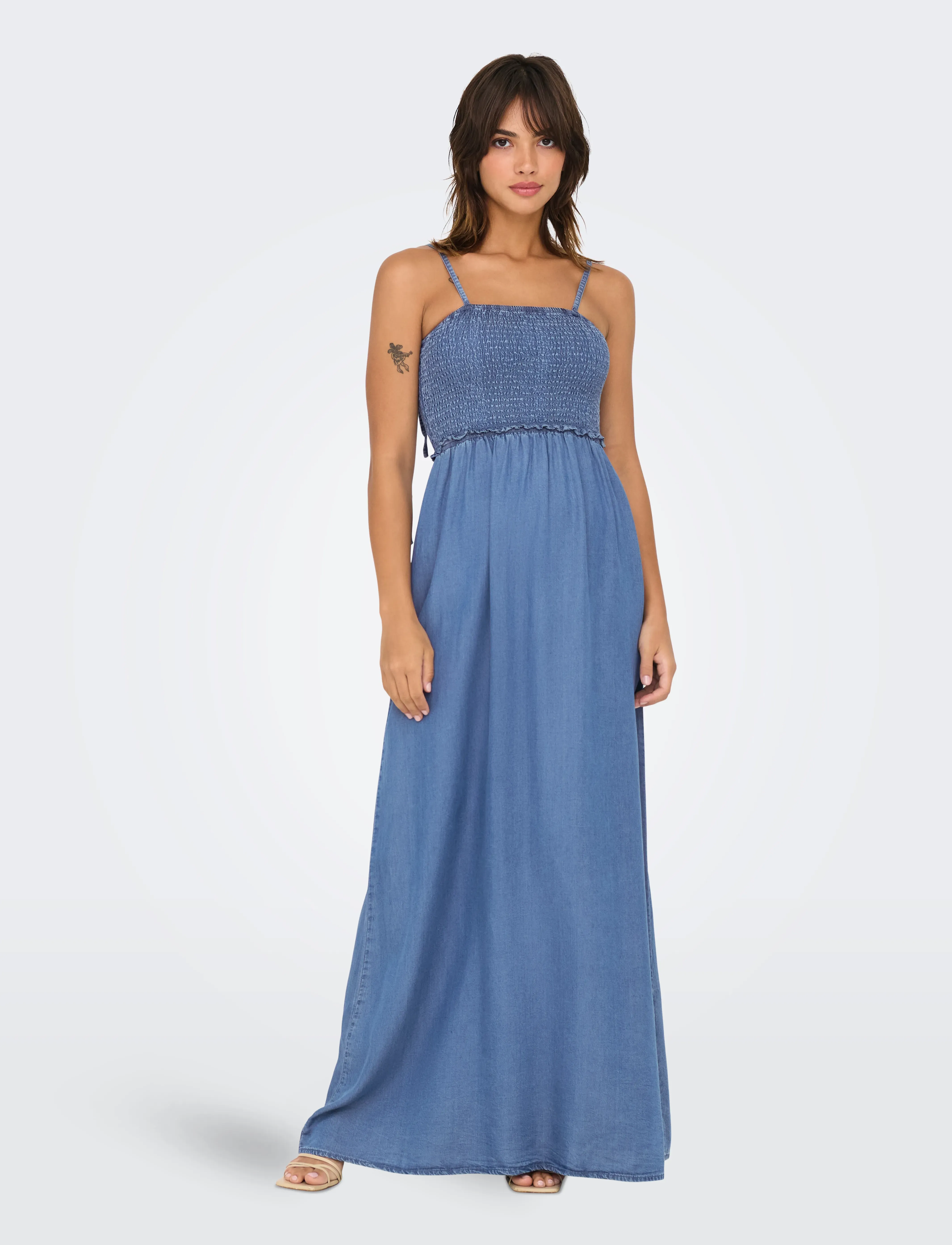 ONLY - ONLCHARIS LIFE SMOCK MAXI DRESS WVN - suvekleidid - medium blue denim - 0