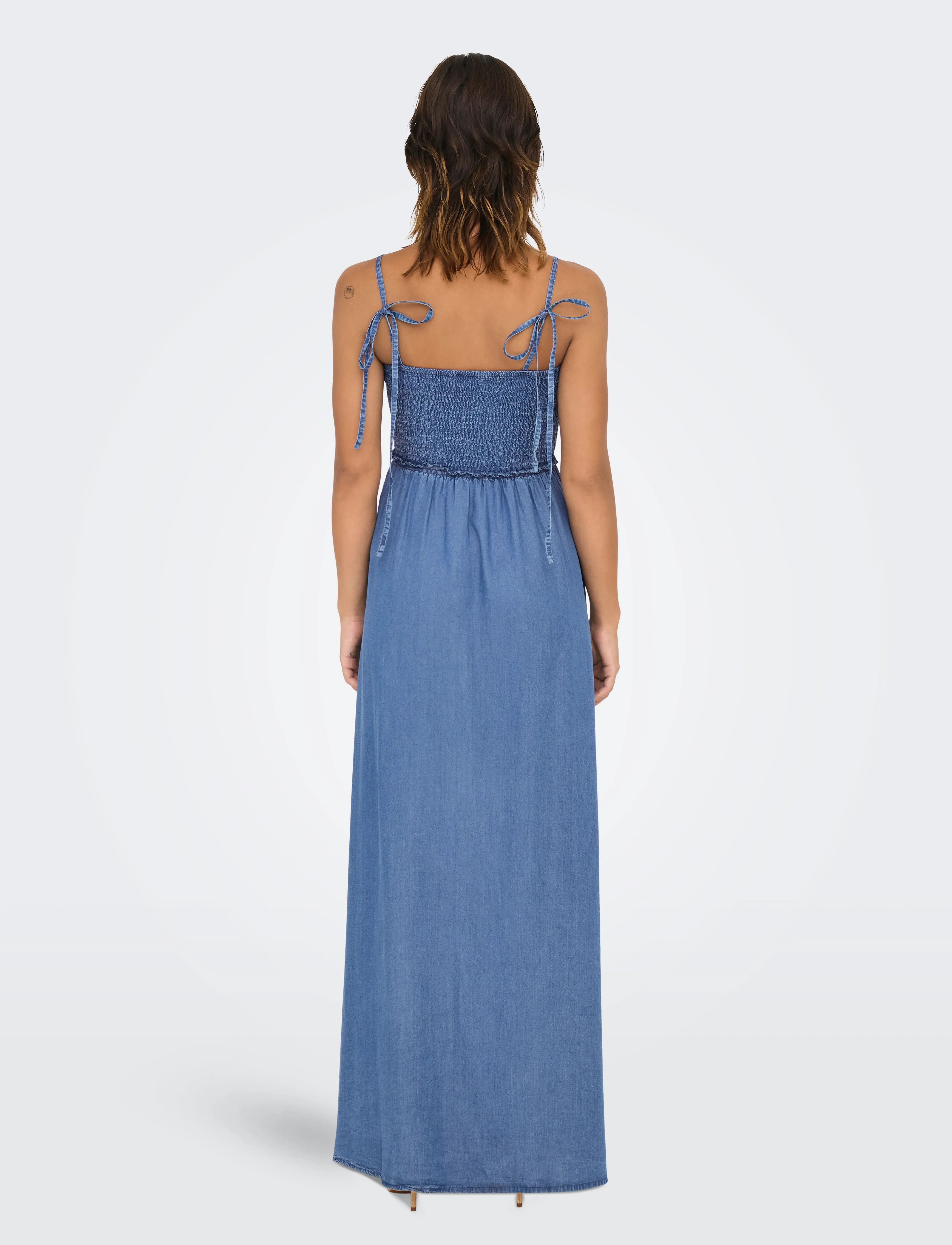 ONLY - ONLCHARIS LIFE SMOCK MAXI DRESS WVN - medium blue denim - 3