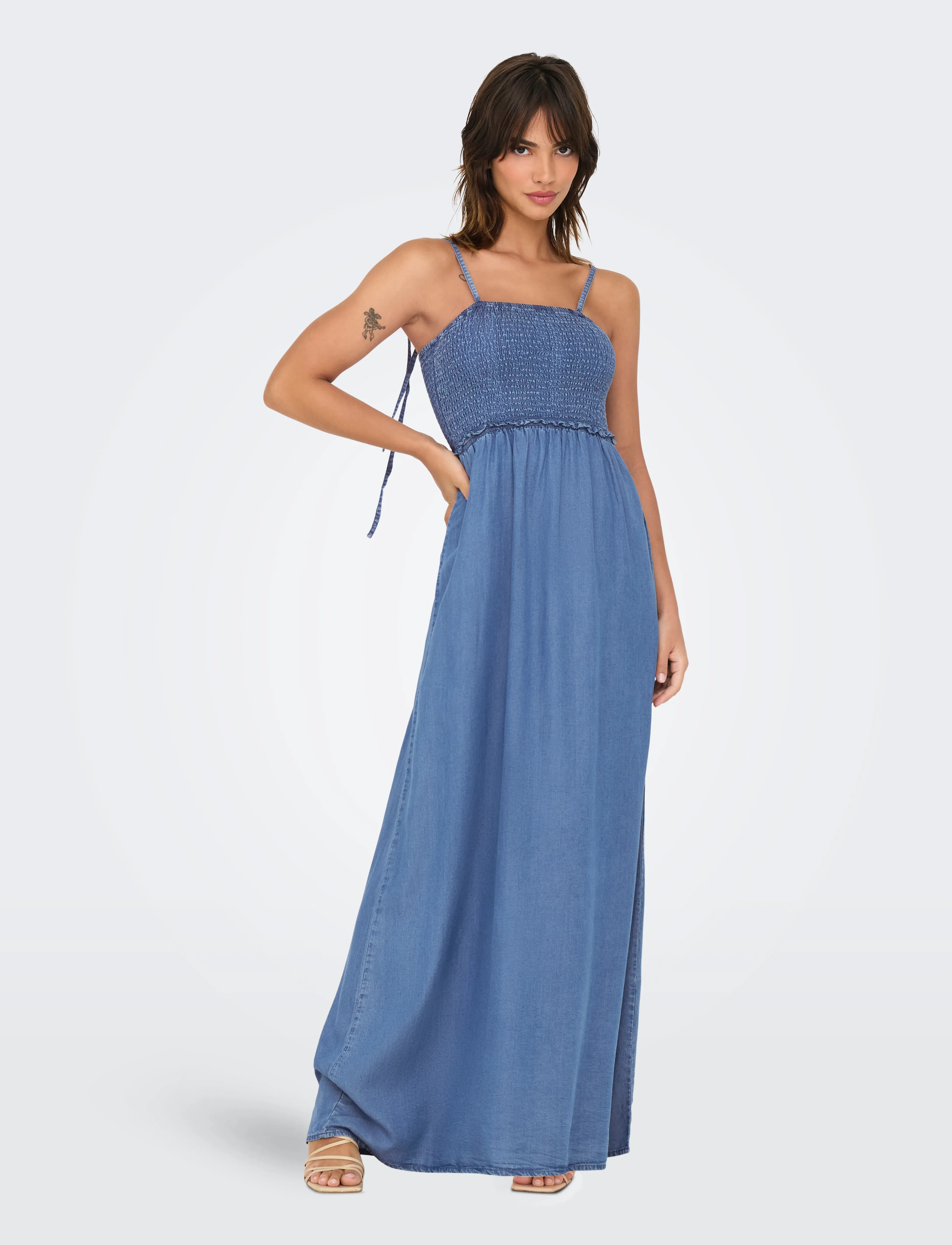 ONLY - ONLCHARIS LIFE SMOCK MAXI DRESS WVN - suvekleidid - medium blue denim - 4