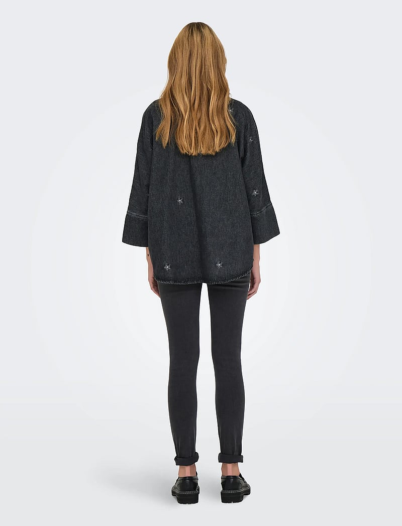 ONLY - ONLGRACE 3/4 FLOWER EMB DNM SHIRT CRO - denim shirts - washed black - 3