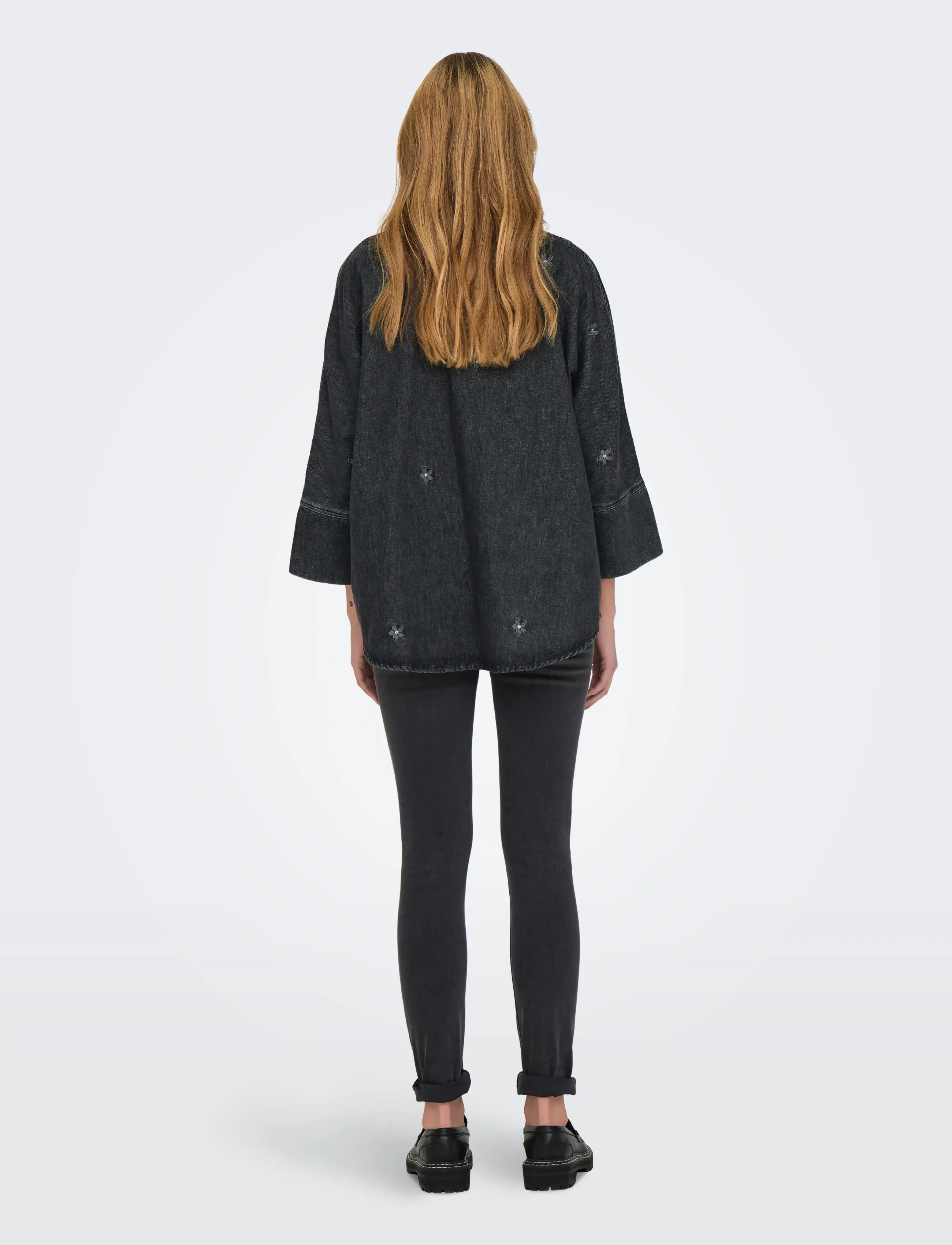 ONLY - ONLGRACE 3/4 FLOWER EMB DNM SHIRT CRO - denimskjorter - washed black - 3
