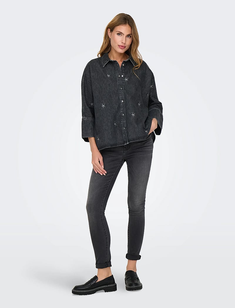 ONLY - ONLGRACE 3/4 FLOWER EMB DNM SHIRT CRO - denim shirts - washed black - 4