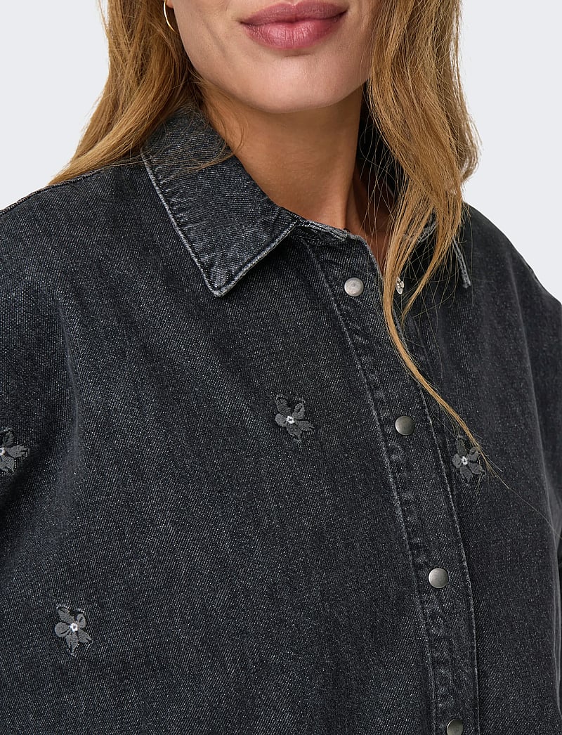 ONLY - ONLGRACE 3/4 FLOWER EMB DNM SHIRT CRO - denim shirts - washed black - 5